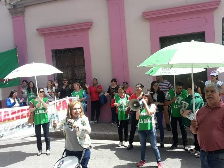 Los empleados esperan una solución concreta al reclamo de pase a planta