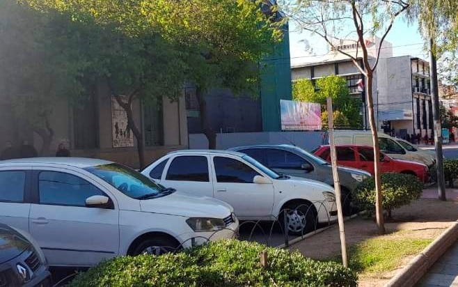 Estacionamiento medido alrededor de la plaza Pringles.