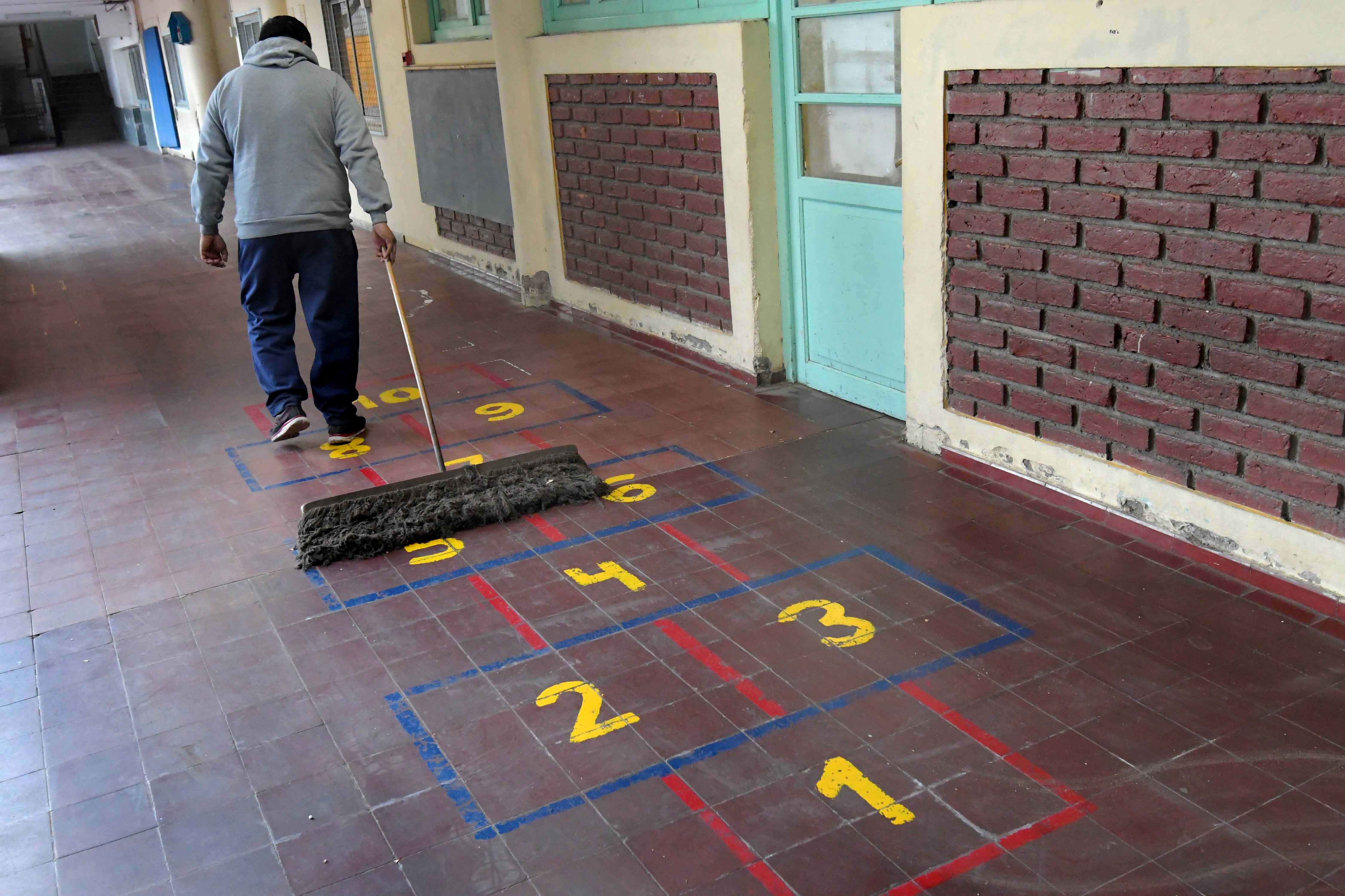 Tras las elecciones, los celadores son los encargados de limpiar y desinfectar las escuelas para que el lunes estén funcionando. 