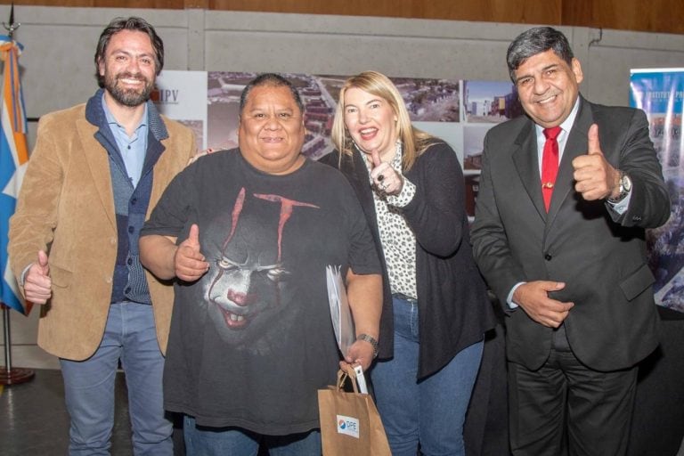 Entrega de viviendas vecinos Barrio Colombo