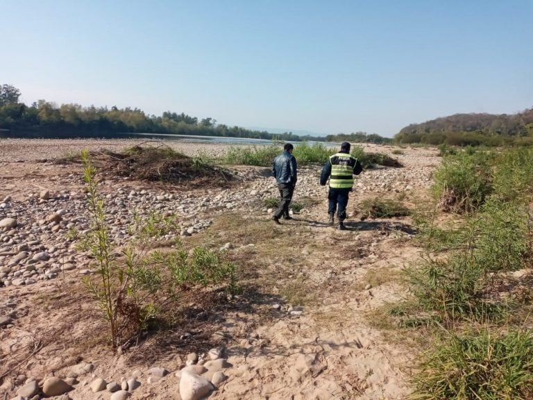 Detectaron a más de 30 bolivianos ingresando al país por un paso clandestino. (Policía de Salta)