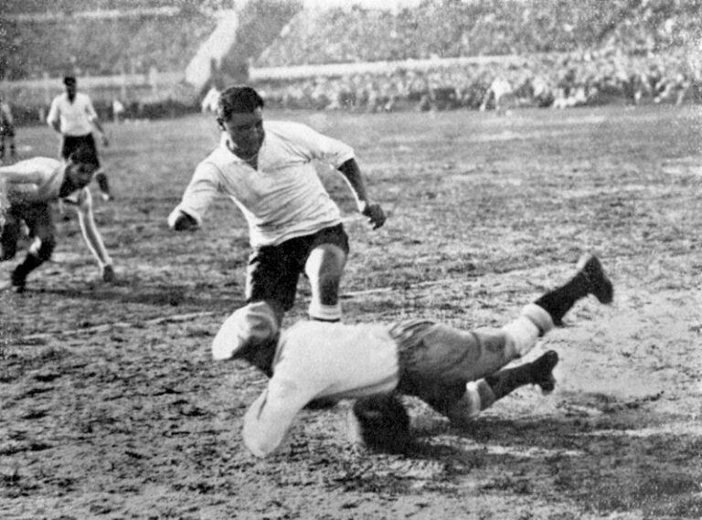 Le faltaba la mano derecha, pero Héctor Castro fue la figura del Mundial. Anotó el primer y el último gol de los Charrúas, y lo apodaron el Manco Divino.