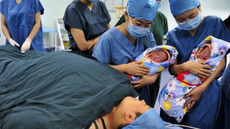 Una mujer China tuvo gemelos de diferentes padres: uno de su marido y otro de su amante