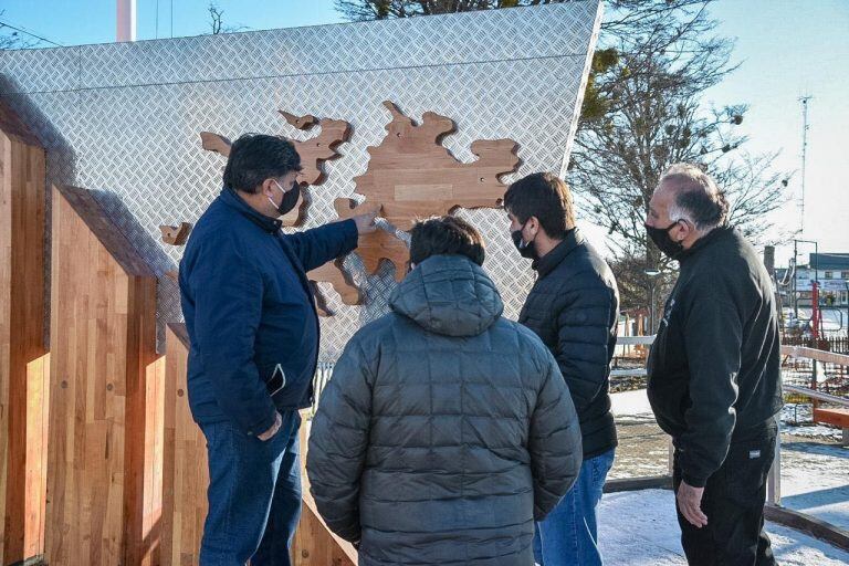 Durante la visita de los Veteranos al monumento, fueron acompañados por el Intentente de Tolhuin, Daniel Harrington.