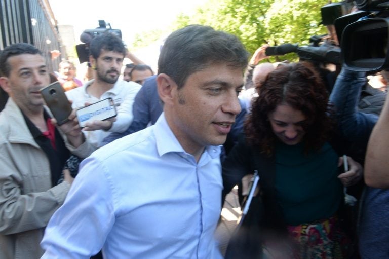 Así llegaba Axel Kicillof a la Casa de la Provincia de Buenos Aires, ubicada en la ciudad de La Plata, para reunirse con la gobernadora María Eugenia Vidal, a quien sucederá a partir de diciembre. (Clarín)