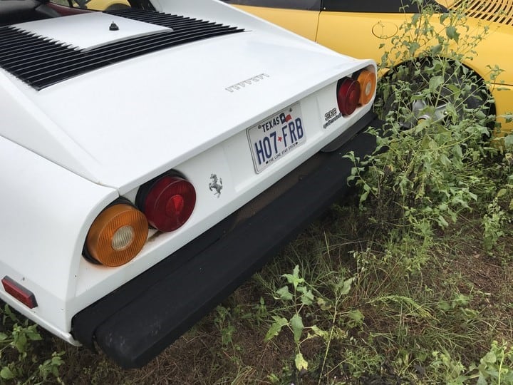 Modelos de Ferrari abandonados en un campo. (Silodrome).