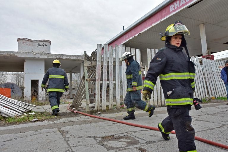 Dos dotaciones de Bomberos Voluntarios asistieron en el siniestro. Fotos: Gonzalo Maldonado.