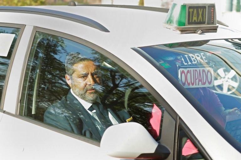 Daniel Angelici, presidente de Boca, llega a la primera audiencia frente al TAS. (AP Photo/Manu Fernandez)