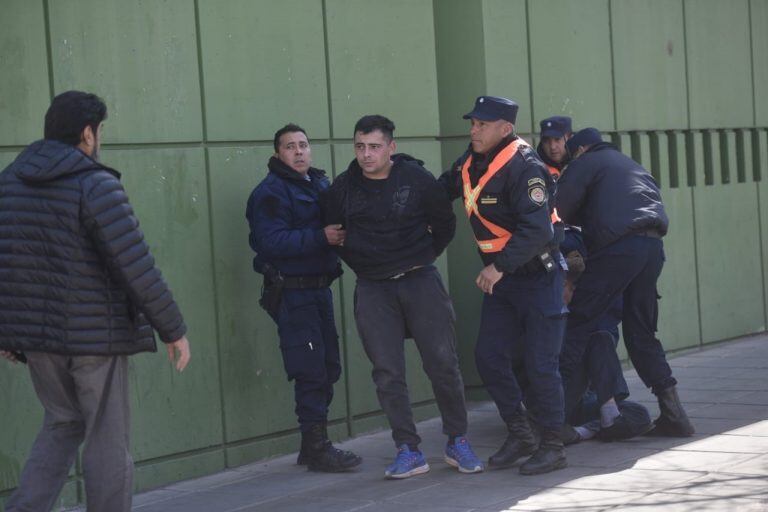 Violento cruce entre la Policía y Luz y Fuerza.