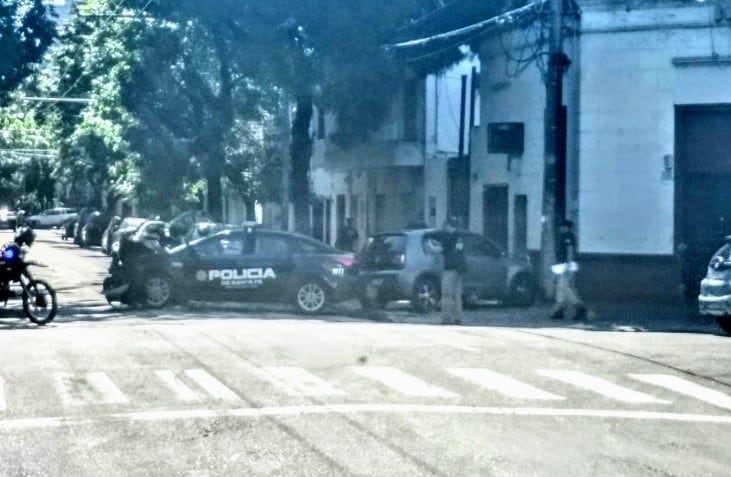 Un patrullero fue chocado por un Volkswagen Up