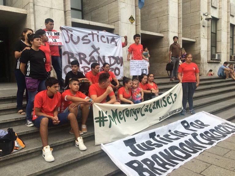 Des el inicio de la causa los familiares de Brandon Cardozo lucharon por justicia. (@Gbelluati)