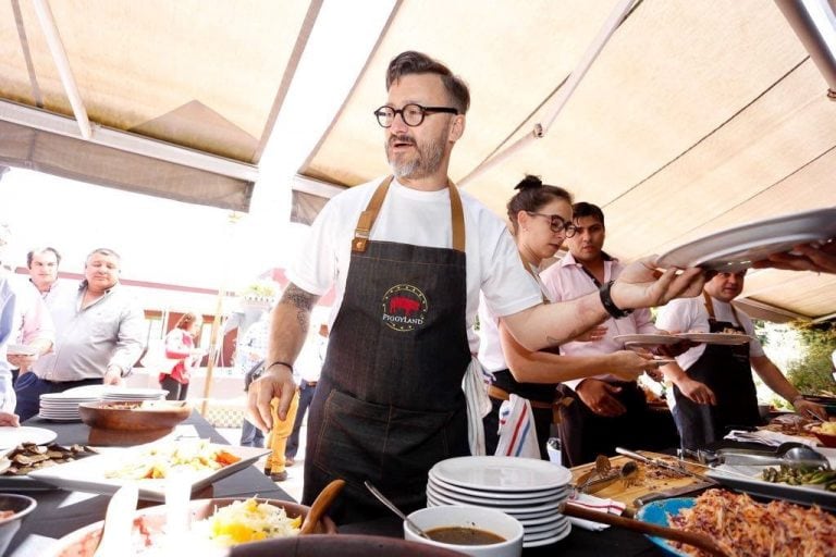 El chef Fernando Trocca en los fuegos.