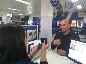 El Cholo Guiñazú fue a la sede de Talleres para retirar su carnet de socios y recibió el afecto de la gente.