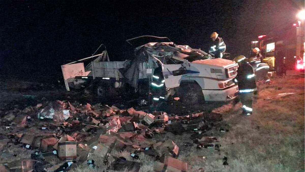 Sur de Córdoba: volcó camión con vino y se llevaron cientos de botellas