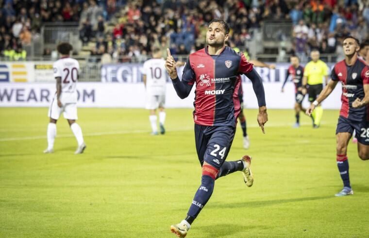 José Palomino en el Cagliari y cuando le marcó al Torino. Es suplente y tiene contrato hasta junio. Talleres lo quiere y ahora, también Cagliari. Le faltan centrales. (Foto: Valerio Spano)