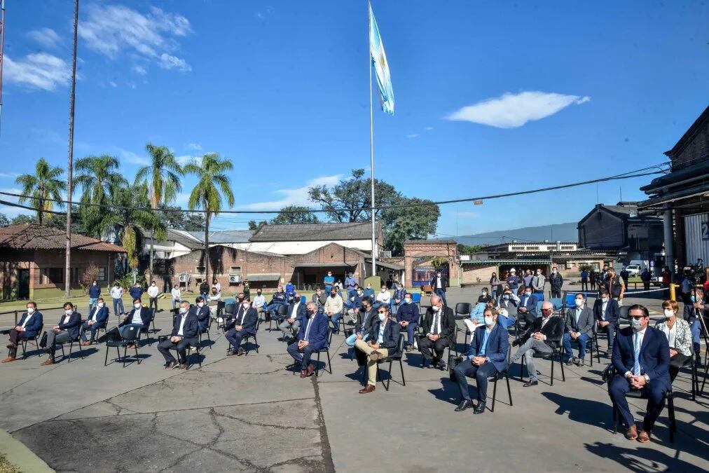 Las autoridades provinciales y municipales junto a directivos de Ledesma, en el acto de inicio de la zafra 2021 del ingenio azucarero jujeño.