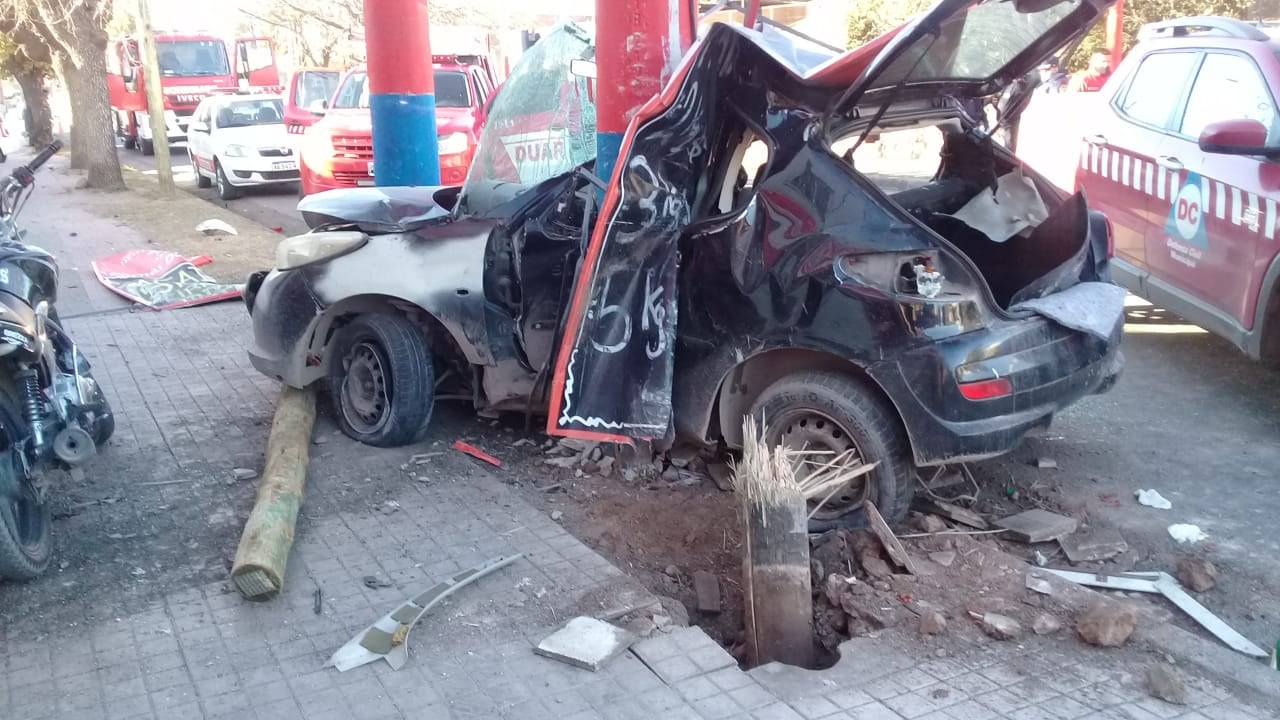 Siniestro. Chocaron contra un poste de cemento. (@JavierSassi)