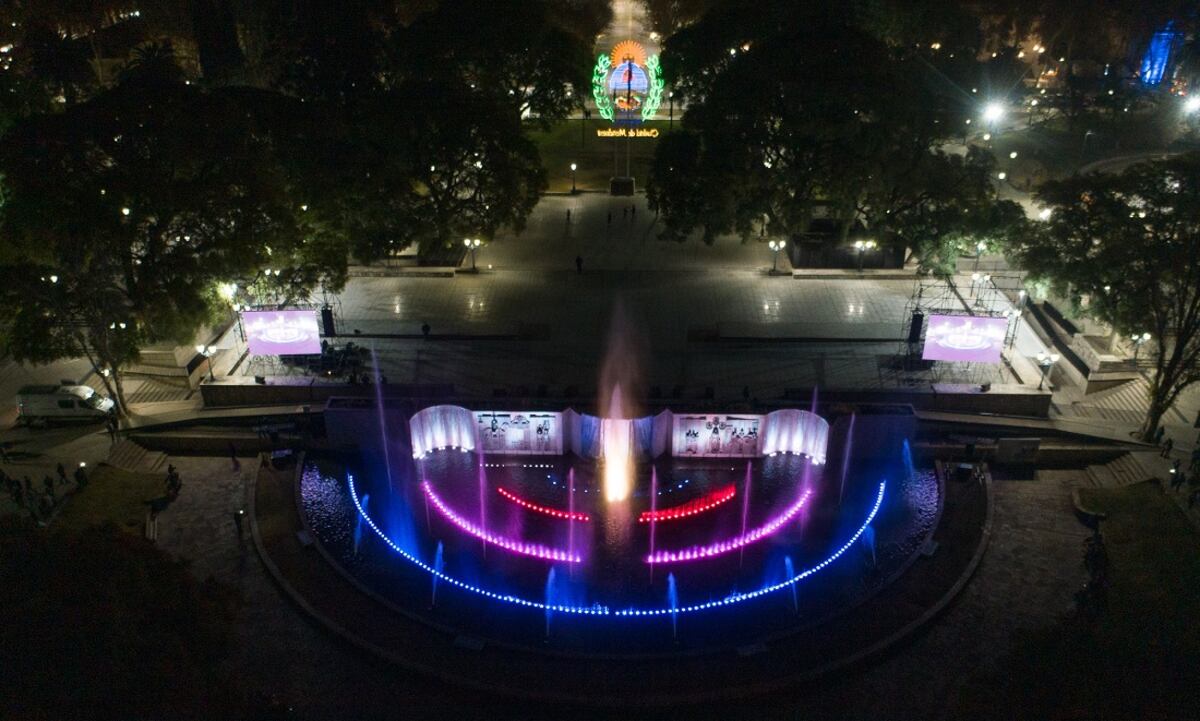 Suarez inauguró la renovada fuente de la Plaza Independencia