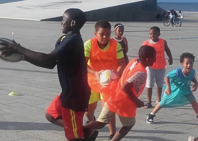 Los niños jugando y divirtiéndose en un paseo por Malabo. 