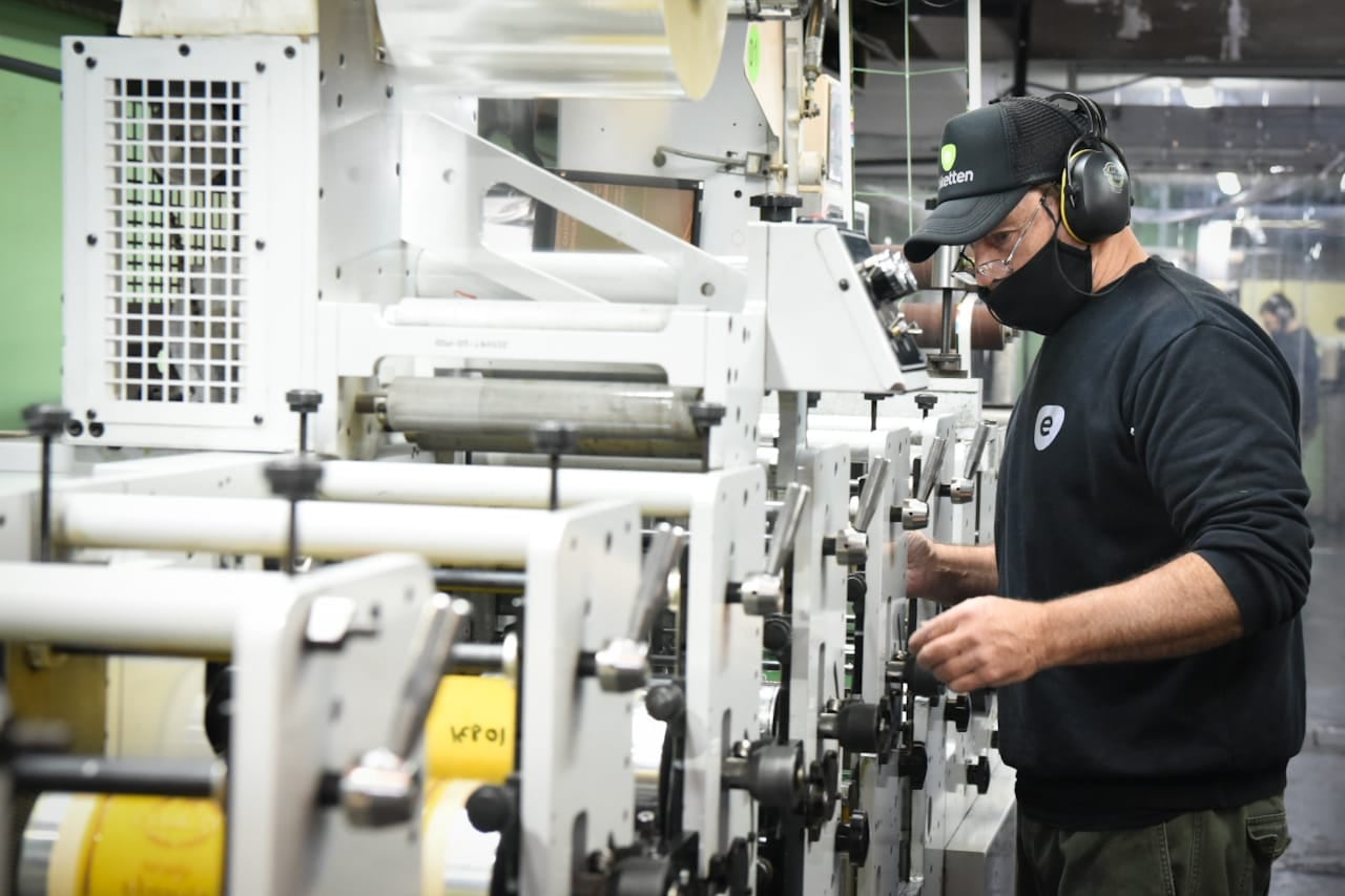 El Ministerio de Trabajo, Empleo y Seguridad Social de Santa Fe inspeccionó la planta de la empresa Ettiketten en Gálvez. (Gobierno de Santa Fe)