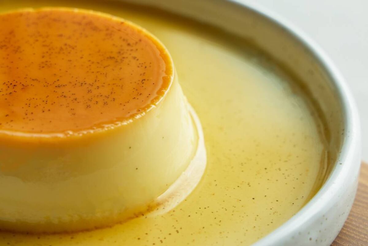 Para el postre, flan casero: paso a paso de esta tradicional receta que no puede faltar en la mesa