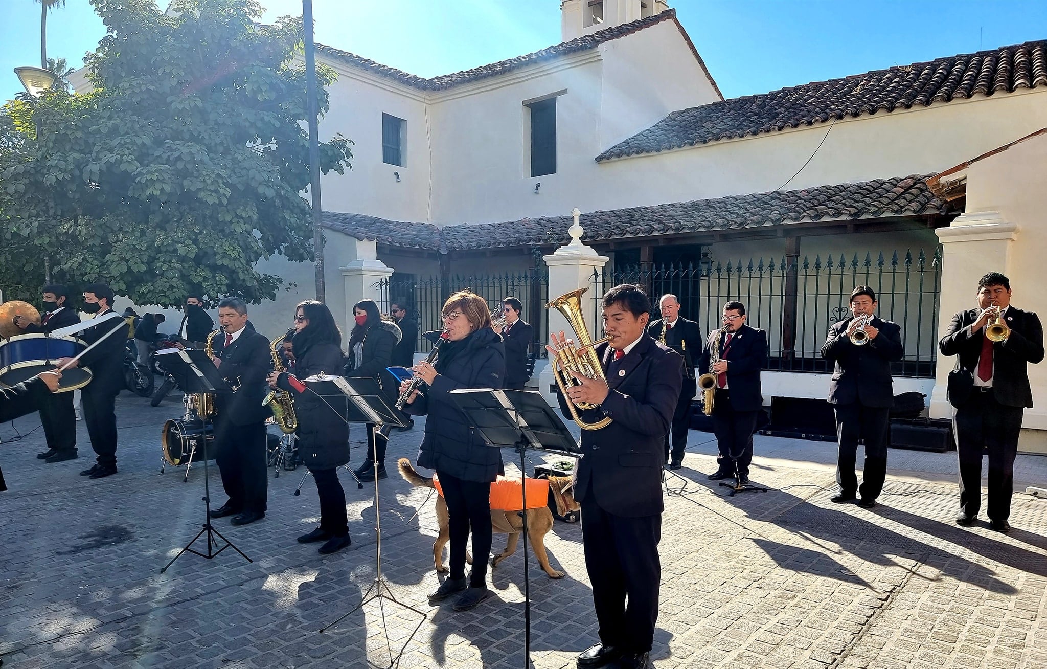 La banda con 35 años de trayectoria se presenta todo el mes con un repertorio variado.