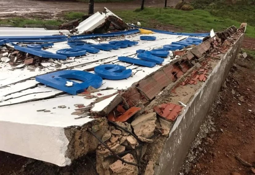 Bernardo de Irigoyen: el cartel de bienvenida a la ciudad fue derribado por la tormenta.