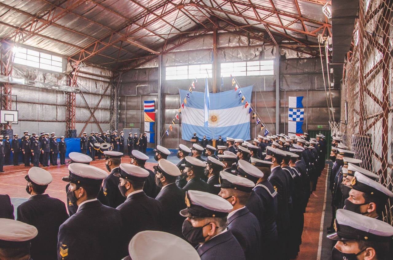 Las tropas formadas recibieron al nuevo Comandante y despidieron a quien los comandó en los últimos años.