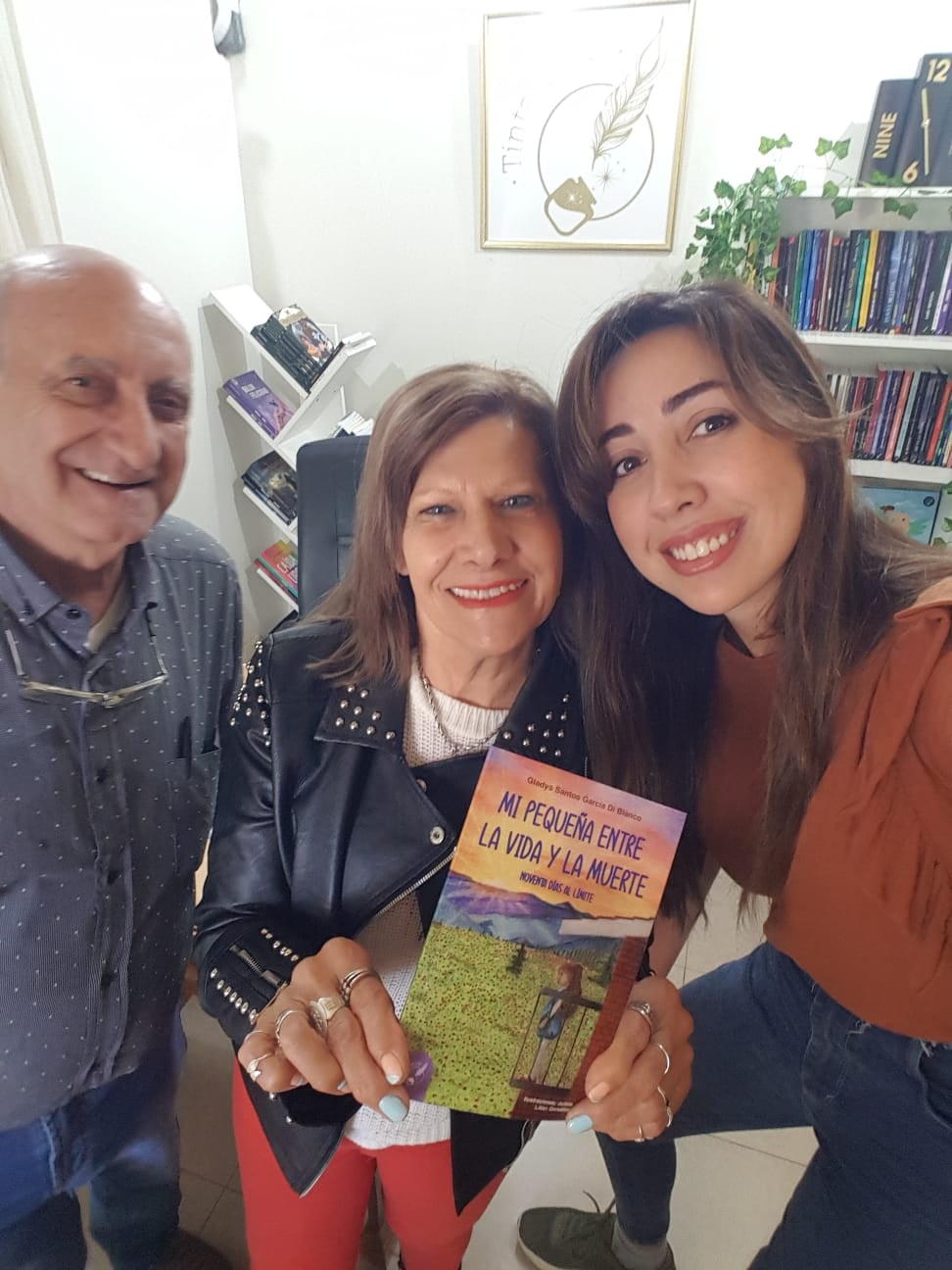 Gladys García y su marido junto a la gerenta de la editorial Tinta de luz.