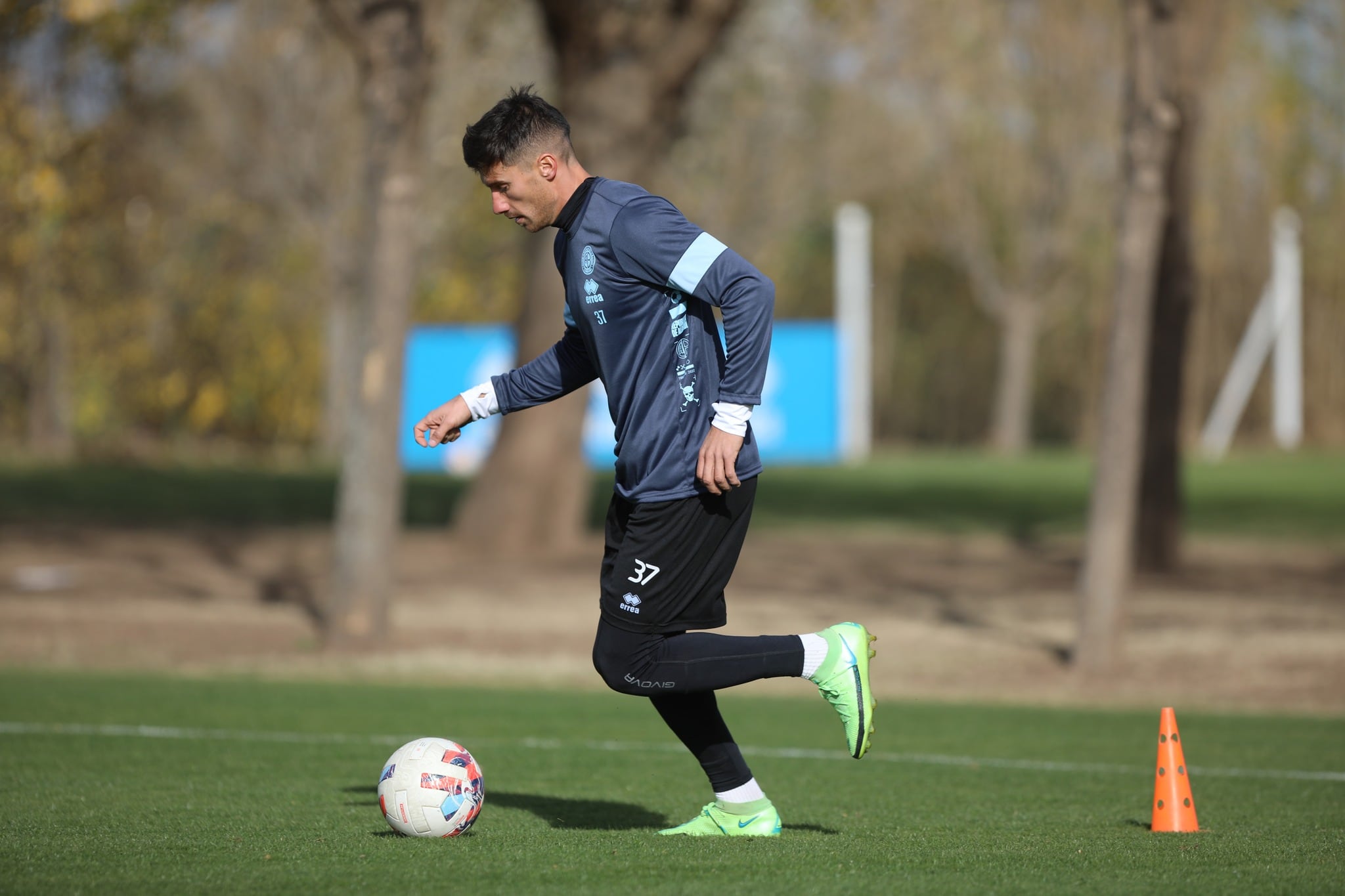 Guillermo Pereira trabaja a pleno con el plantel celeste. (Prensa Belgrano)