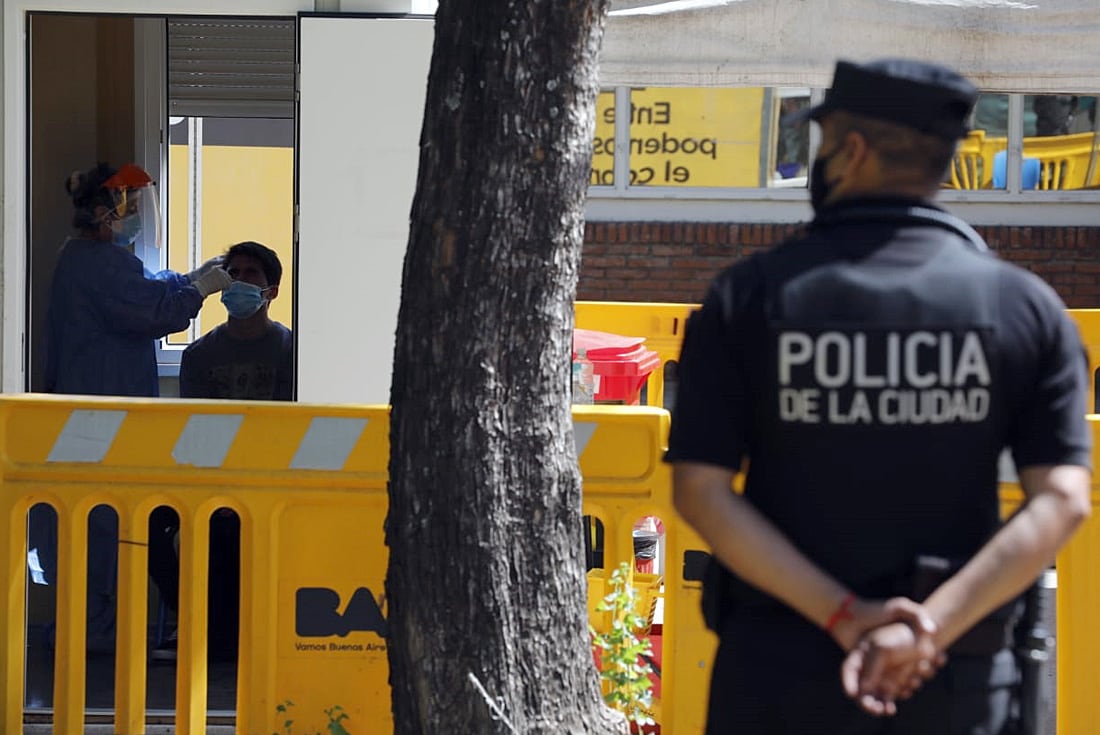 Policía custodia la carpa de testeos en el Hospital Santojanni en CABA, después de que un médico  fuera agredido por un paciente.
(Gentileza La Nación)