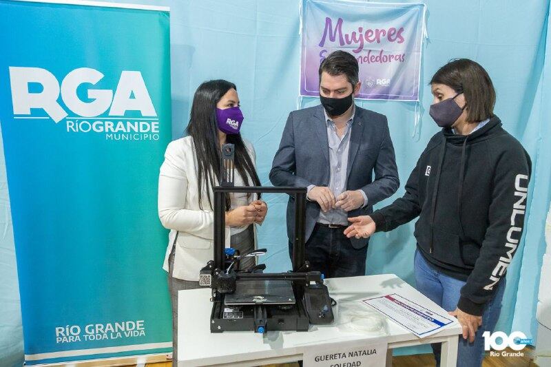 El Intendente Martín Perez, hizo entrega de herramientas y maquinarias a emprendimientos locales