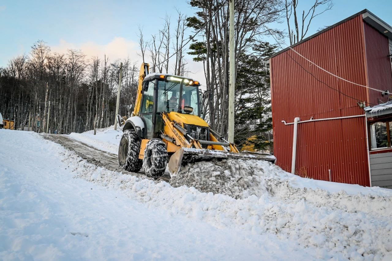 Operativo invierno: continúan con el despeje y limpieza de las calles de Ushuaia