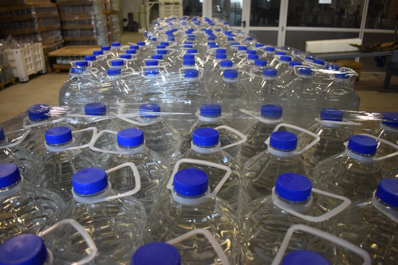 Un camión conteniendo agua potable envasada  será enviado este martes a la Casa de Corrientes en Buenos Aires.