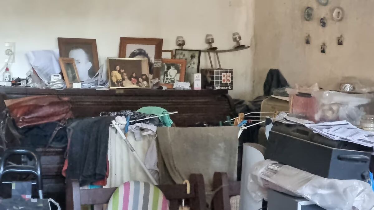 Imputaron a la mujer que vivía con los cadáveres de sus hermanos: las imágenes de la casa