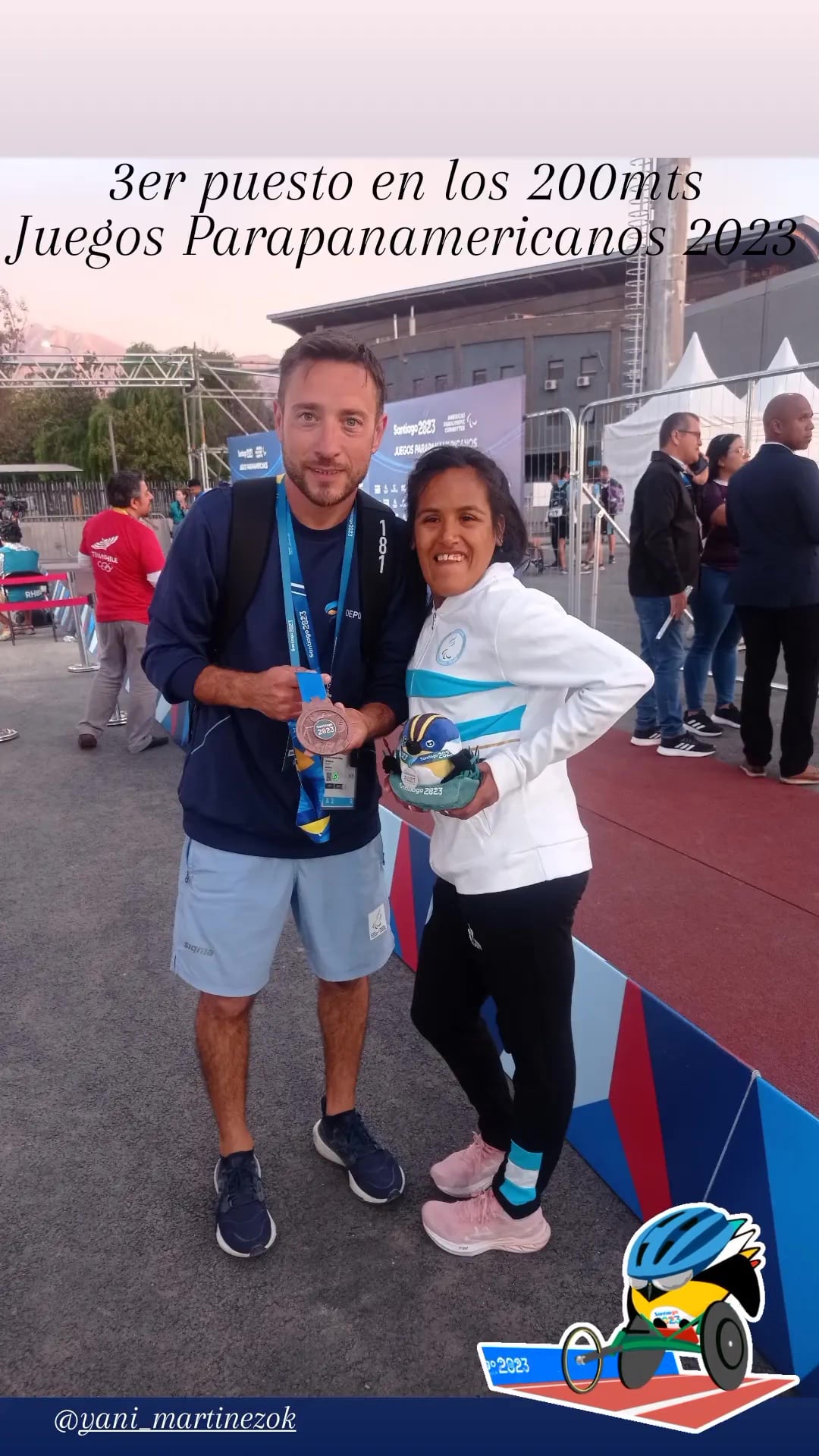 El entrenador Martín Arroyo celebró con medalla en mano junto a la deportista.