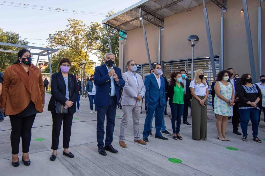 Numerosos funcionarios acompañaron al gobernador Morales en el acto en el NIDO de Campo Verde.