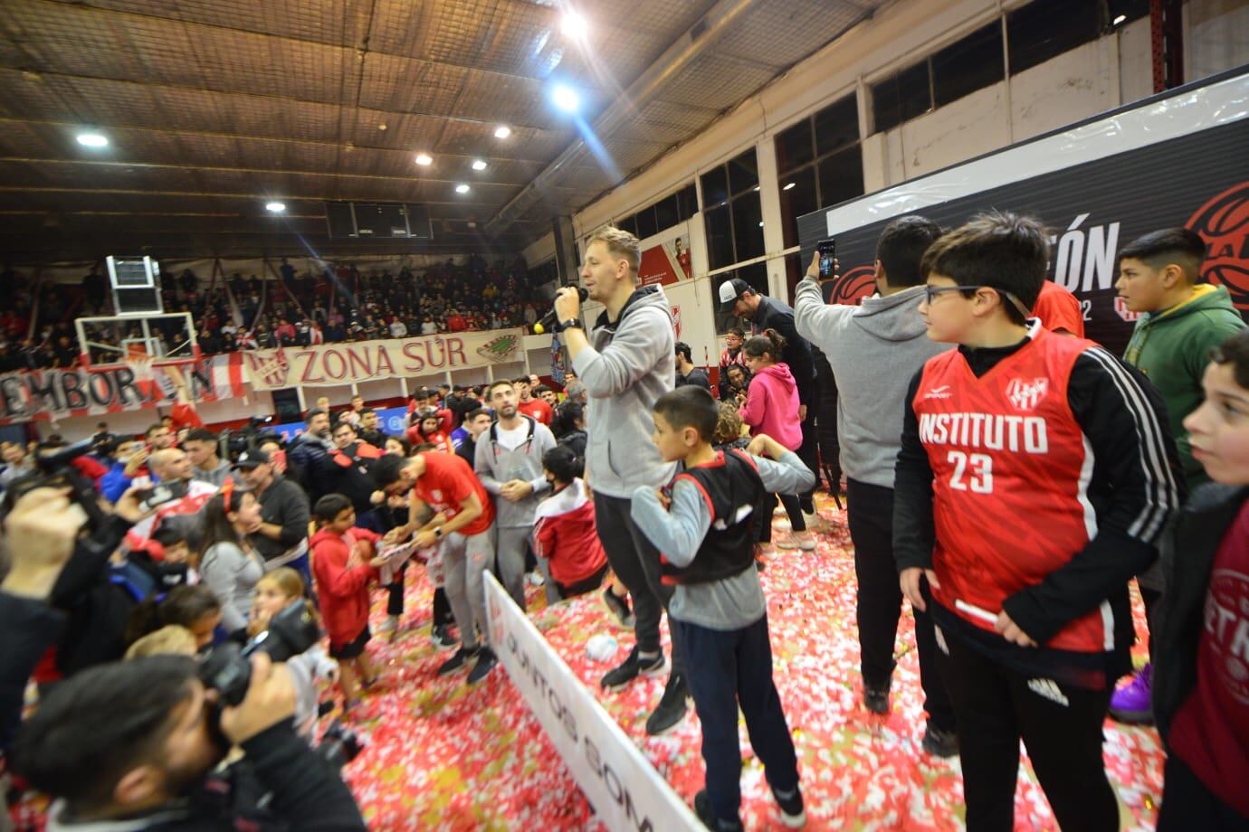 La celebración del título de Instituto en LNB fue en el Sandrín, junto a sus hinchas. (Javier Ferreyra / La Voz).