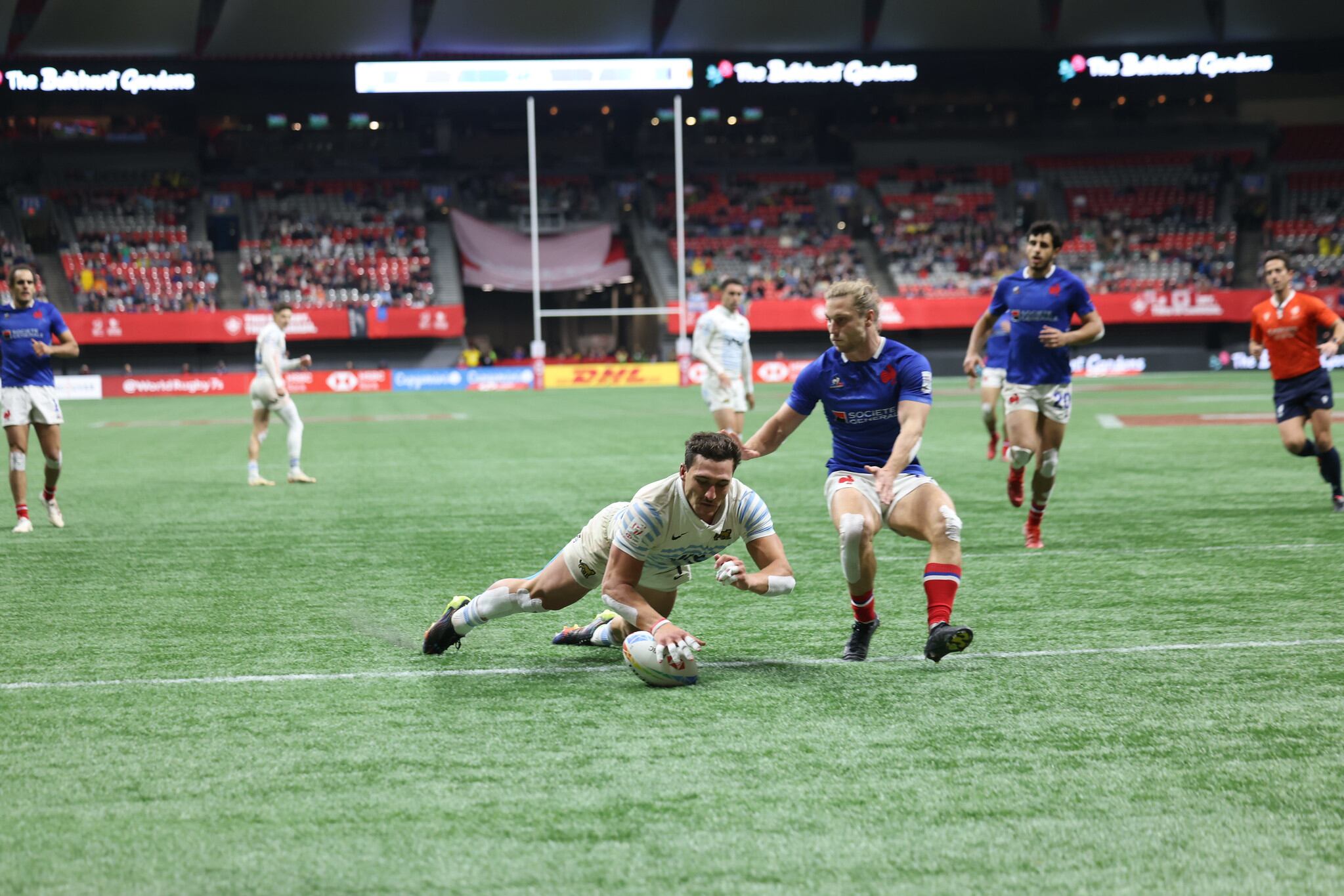 Rodrigo Isgro apoya uno de los tries que le dieron la victoria a la Argentina sobre Francia. (Gentileza Prensa UAR)