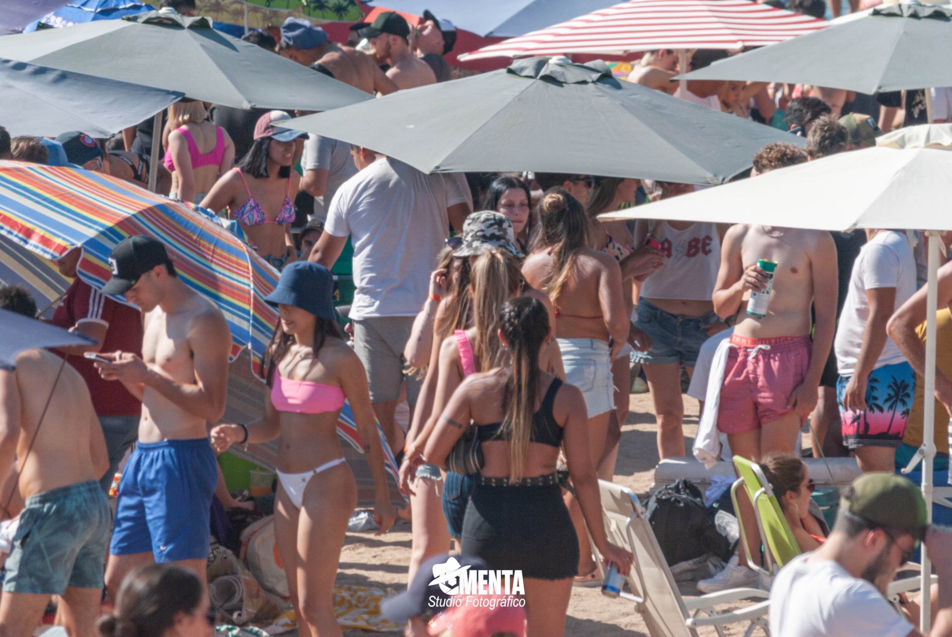 Cientos de jóvenes se autoconvocaron en la playa central de Miramar sin respetar medidas sanitarias por el coronavirus.