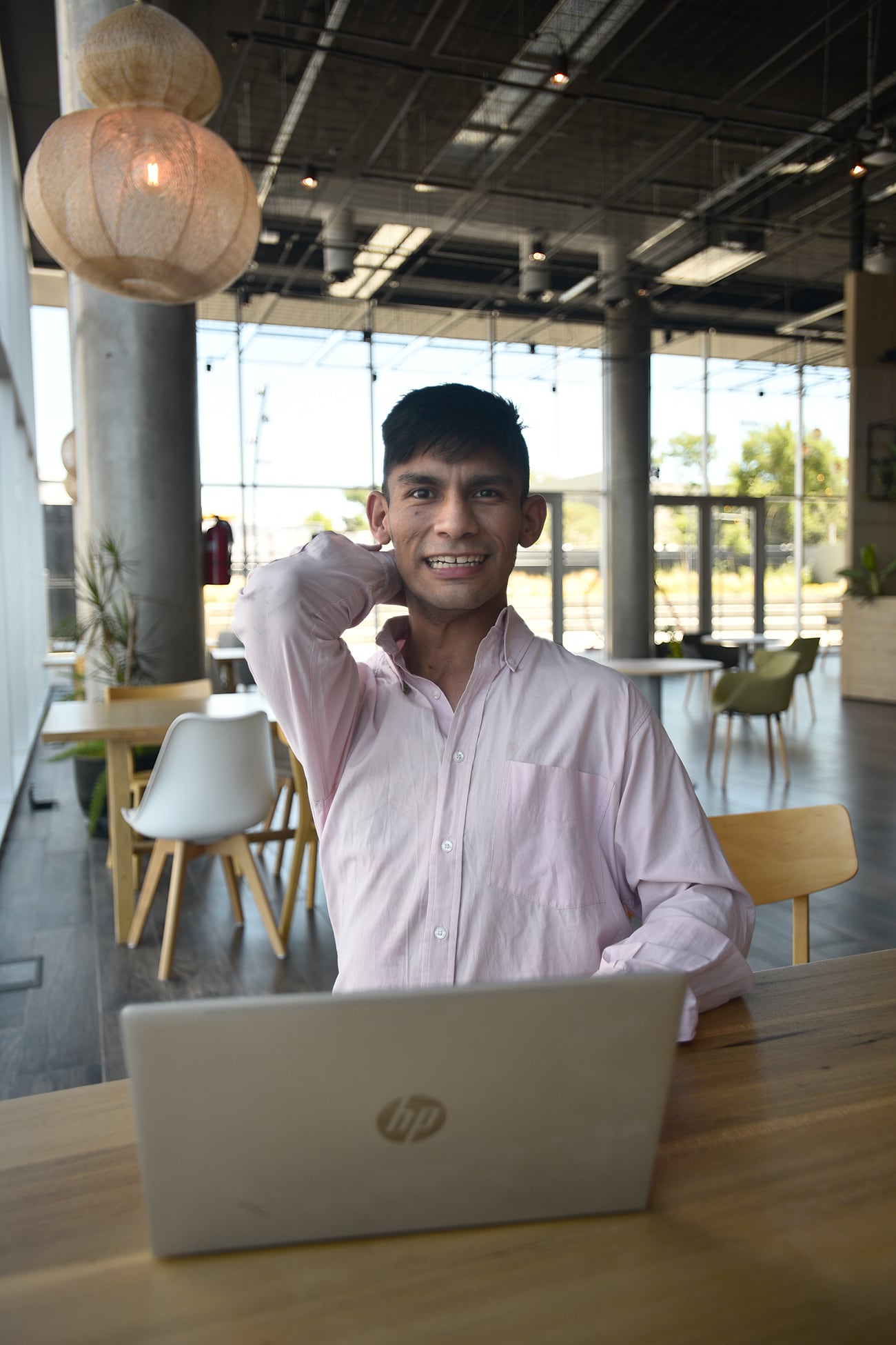 Maximiliano Tejerina. Tiene parálisis cerebral (no habla y tiene movilidad reducida). Se recibió en Famaf y ahora trabaja en la empresa Globant. Foto Pedro Castillo