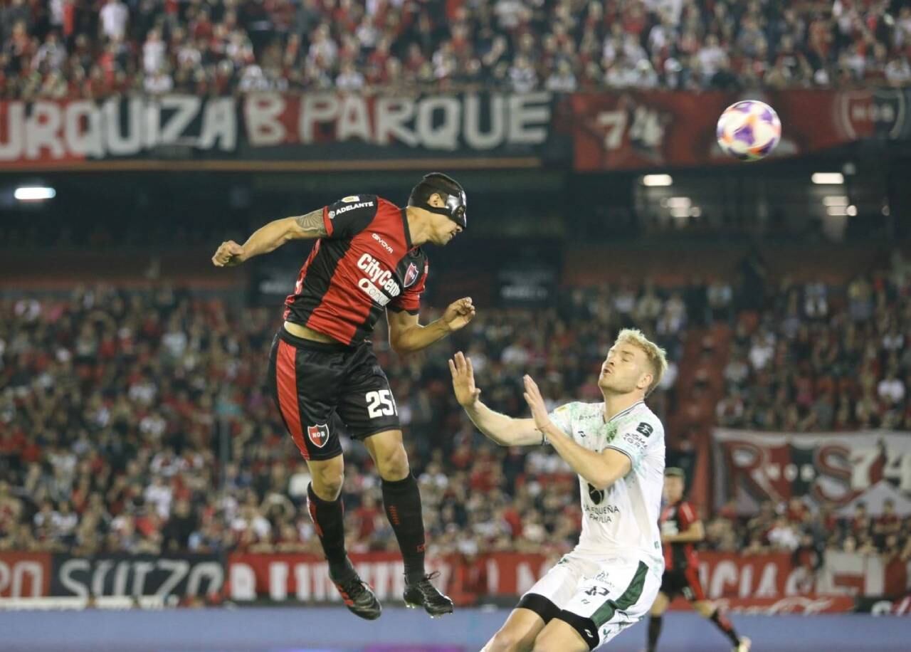 Gustavo Velázquez es número puesto en la formación inicial rojinegra.