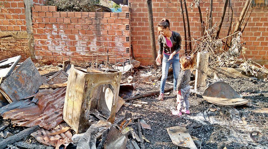 Puerto Iguazú: denunció que le prendieron fuego la casa por venganza.