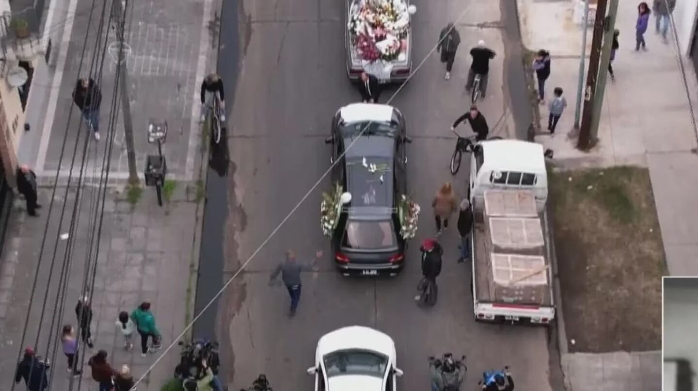 El cortejo funebre que acompaña a Morena en la puerta de su escuela