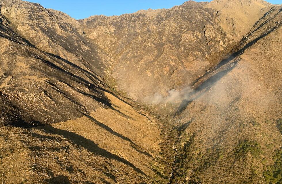 Bomberos lograron contener el incendio en el Cerro Champaquí, tras cinco días de trabajo
