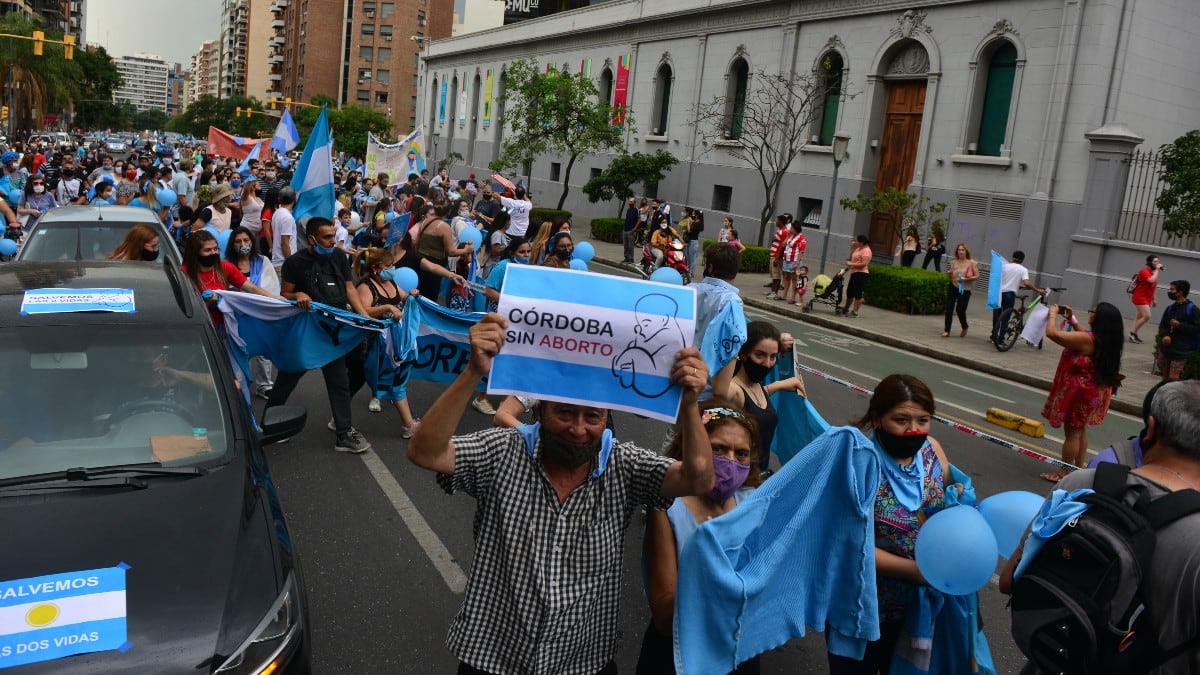 Numeroso grupo de personas marchó en Córdoba contra la legalización del aborto.