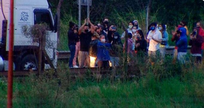 Los varados en Uruguaya. (Foto: Captura TN)