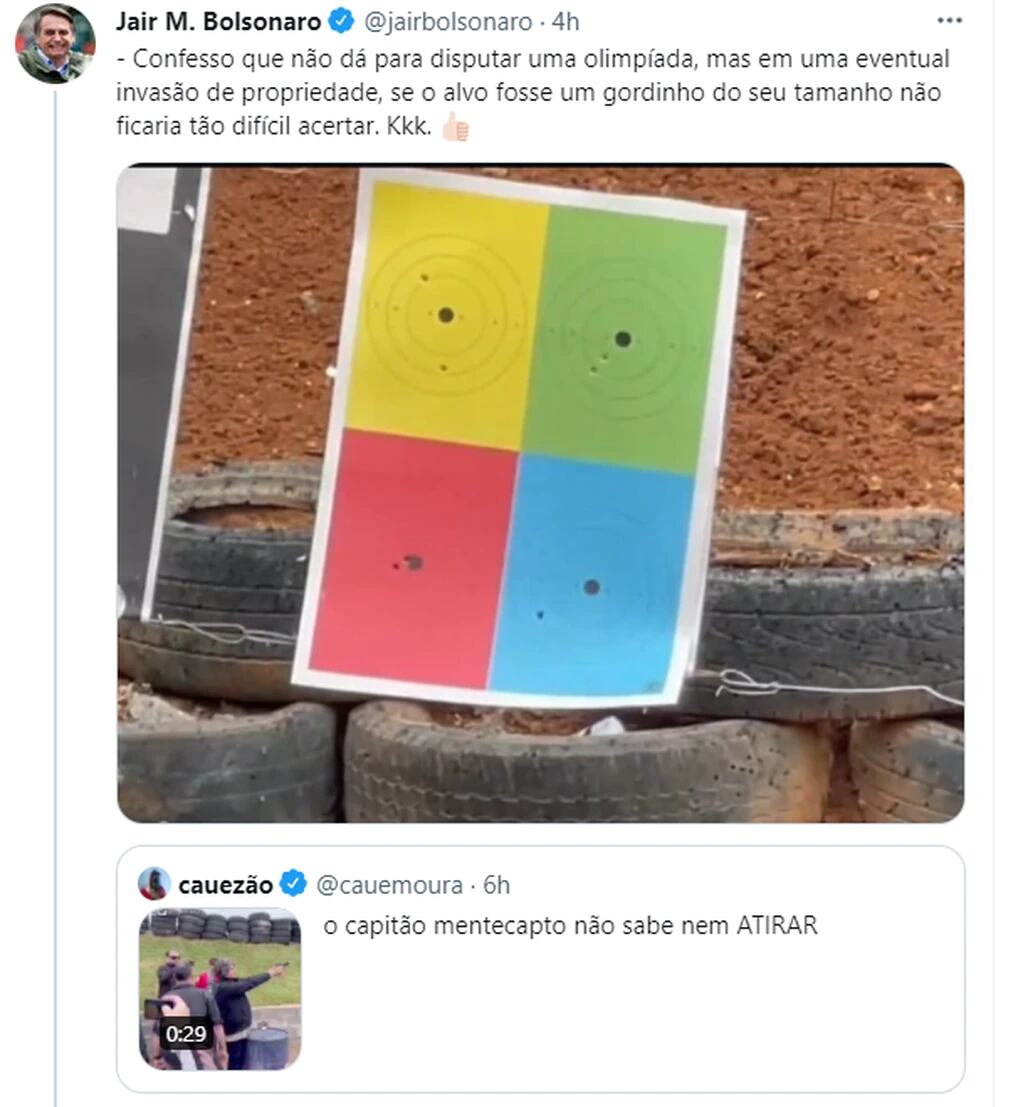 Jair Bolsonaro se burló de un youtuber después de que lo criticará como empuñó una pistola.