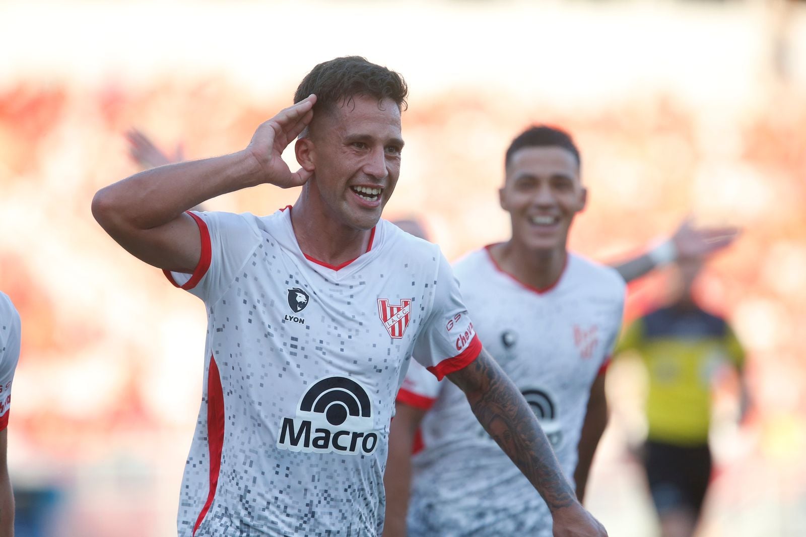 "Nico" Linares y el festejo del 2 a 2 entre Instituto e Independiente. (Prensa IACC).