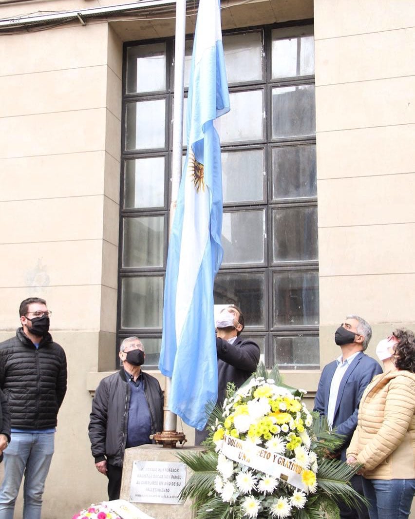 El acto en el patio de Pellegrini al 200 incluyó el izamiento de la Bandera a media asta. (@fbartolacci)